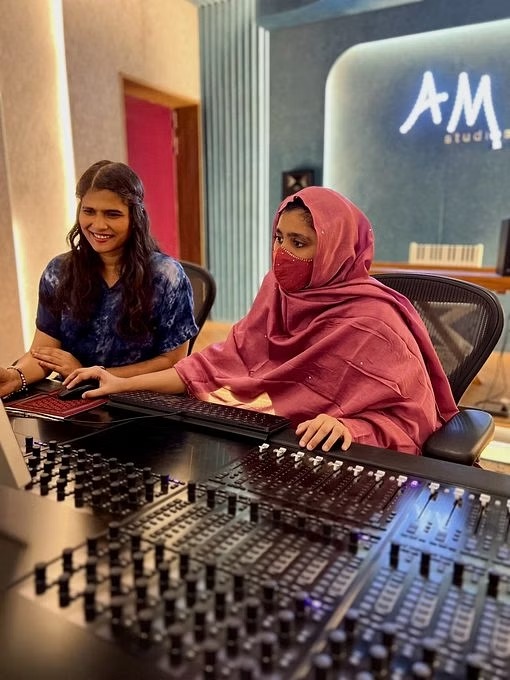 சமூக வலைதளங்களில் மோசமாக பேசாதீர்கள்..... ஏ ஆர் ரகுமானின் மகள் கதீஜா ரகுமான் வேண்டுகோள்!