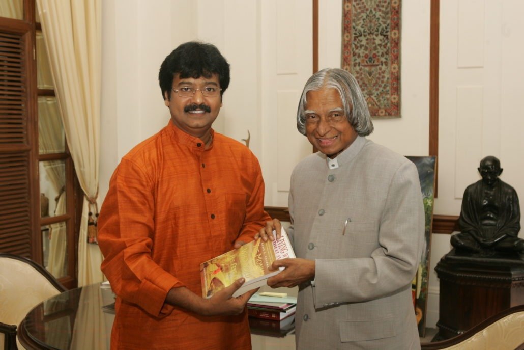 ஜனங்களின் கலைஞனாகவே வாழ்ந்து மறைந்த விவேக்கின் பிறந்த நாள் ஸ்பெஷல்!