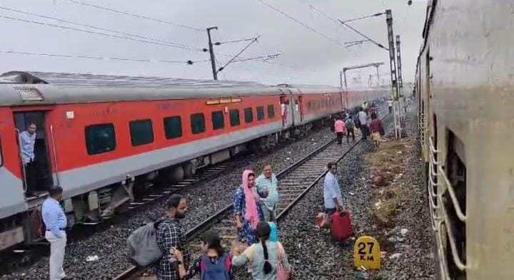  திருவனந்தபுரம் -  சென்னை சென்ட்ரல் ரயிலில் புகை !