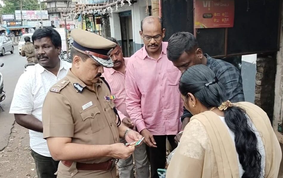 ஆணையர் பிடியில் சிக்கிய காவலர்கள் , குட்கா விற்பனையாளர்களுடன் தொடர்பு !