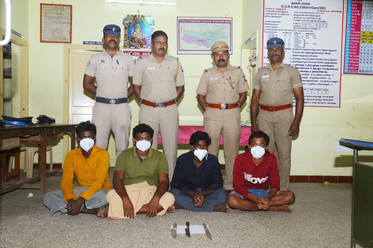 செல்போன் செயலி மூலம் ஓரினச்சேர்க்கைக்கு வாடிக்கையாளர்களை வரவழைத்து பணம் பறிமுதல் 