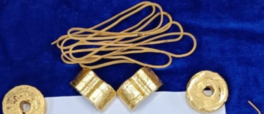 துபாயிலிருந்து சென்னைக்கு 5 கோடி மதிப்புள்ள தங்கம் பணம் கடத்தல் -கடத்தல் ஆசாமிகளை கைது செய்த டி ஆர் ஐ அதிகாரிகள்