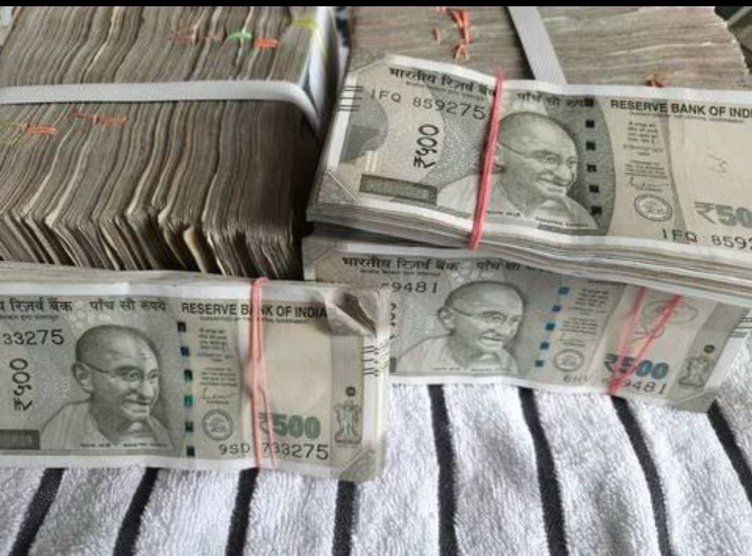 துபாயிலிருந்து சென்னைக்கு 5 கோடி மதிப்புள்ள தங்கம் பணம் கடத்தல் -கடத்தல் ஆசாமிகளை கைது செய்த டி ஆர் ஐ அதிகாரிகள்