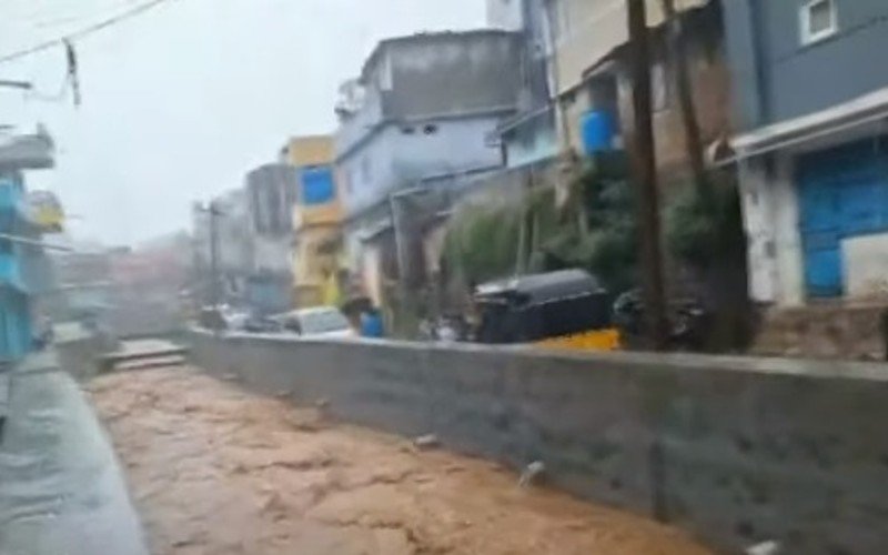 'தொடர் கனமழை'- குன்னூர்- மேட்டுப்பாளையம் சாலையில் பெருக்கெடுத்து ஓடும் வெள்ளம்!
