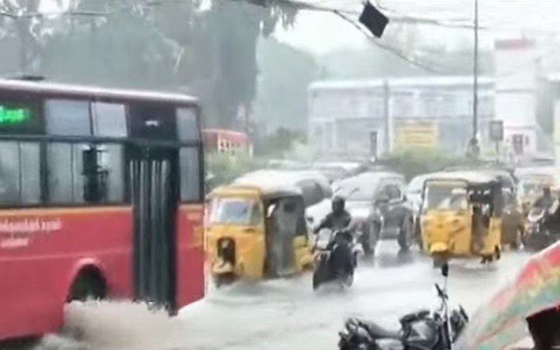 சென்னையில் கனமழை- சாலையில் தேங்கிய மழைநீரால் வாகன ஓட்டிகள் அவதி!