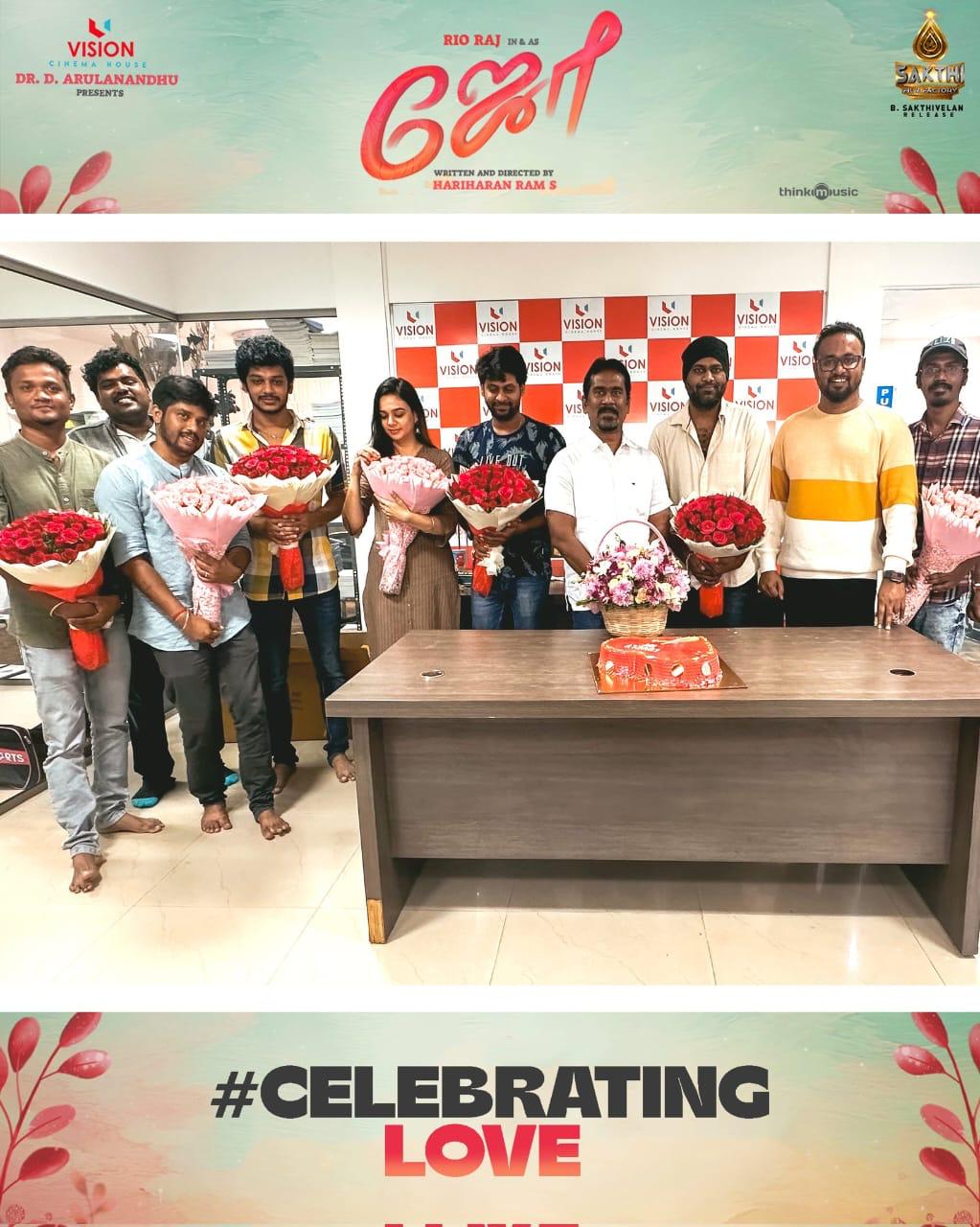 விநியோகஸ்தர்களுடன் வெற்றி விழாவை கொண்டாடிய ஜோ படக்குழுவினர்!