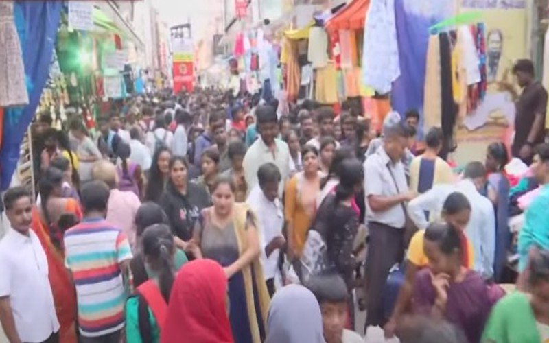 நெருங்கும் தீபாவளி- புத்தாடைகள், அணிகலன்களை ஆர்வமுடன் வாங்கிய மக்கள்!