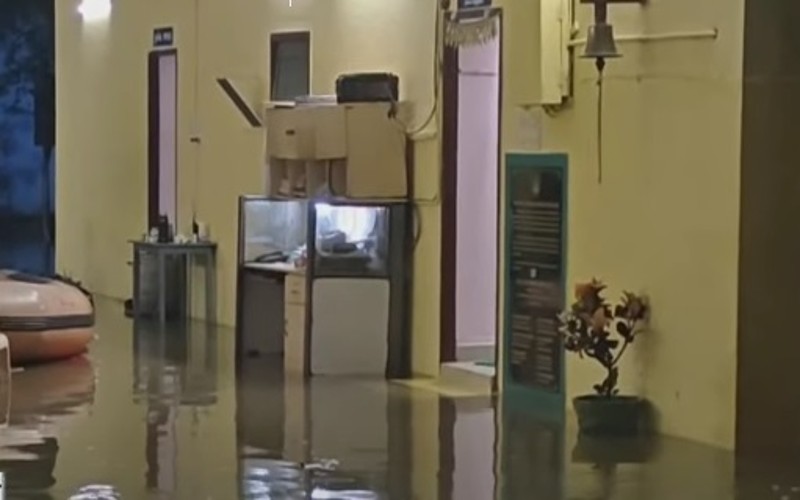 மழைநீரில் தத்தளித்த ஆவடி காவல் நிலையம், தீயணைப்பு நிலையம்!