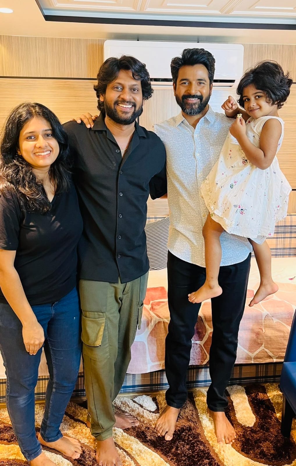 ஜோ படக்குழுவினரை நேரில் சந்தித்து வாழ்த்திய சிவகார்த்திகேயன்!