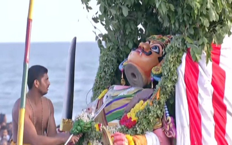 சூரனை வதம் செய்த முருகன்...அரோகரா கோஷம் எழுப்பிய பக்தர்கள்!
