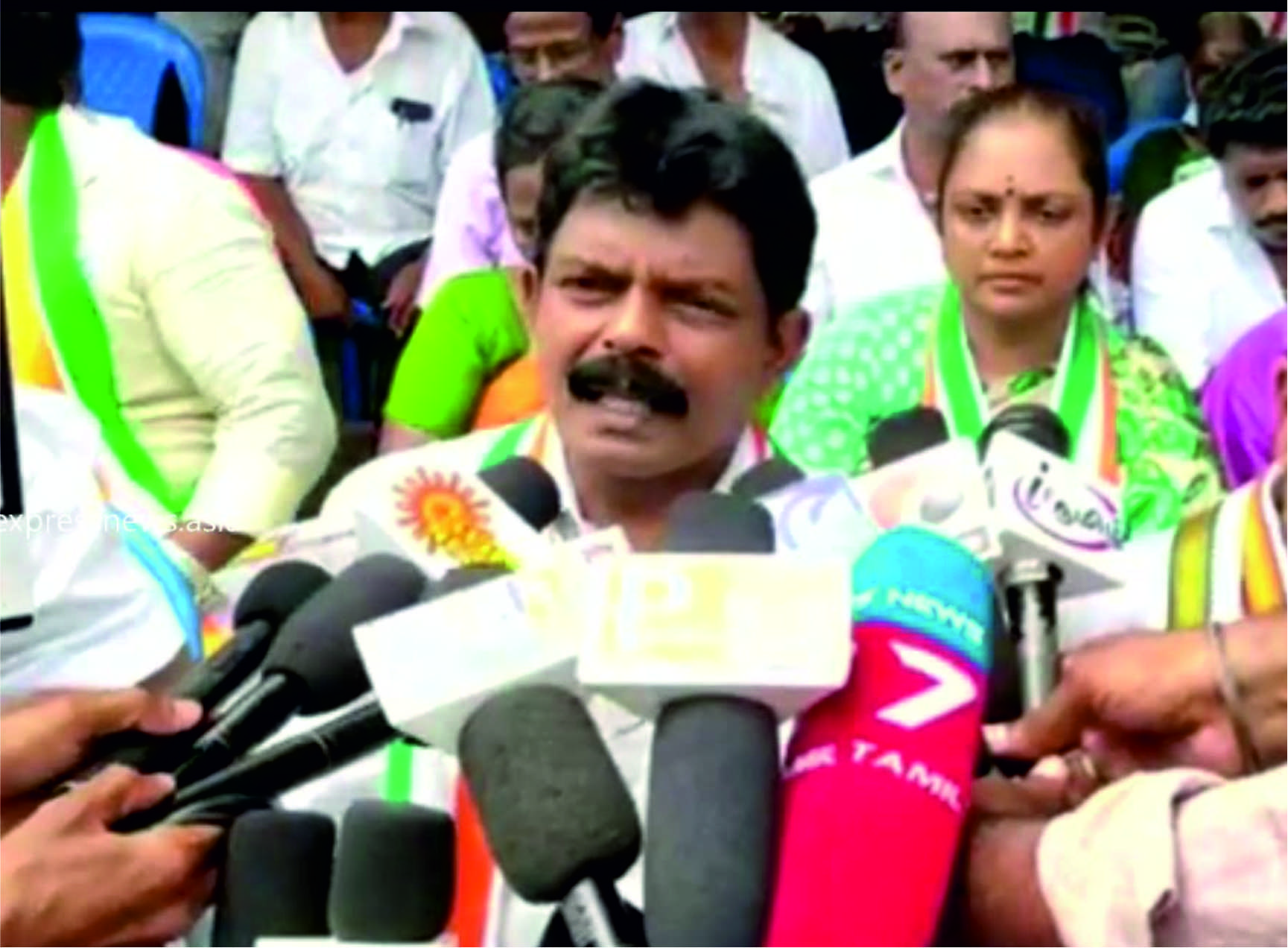 மக்களைப் பற்றி பேசுவதற்கு குஷ்பூவுக்கு என்ன அருகதை உள்ளது? - காங்கிரஸ் கட்சி வடசென்னை மாவட்ட தலைவர் திரவியம்