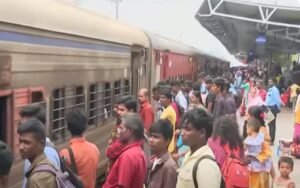 தீபாவளி முடிந்து சென்னை நோக்கிப் படையெடுத்த மக்கள்!