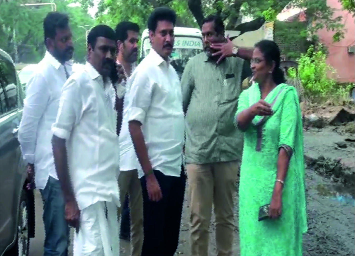 மிக்ஜாம் புயலால் பாதிக்கப்பட்டவர்களுக்கு நிவாரண பொருட்களை வழங்கிய நாடாளுமன்ற உறுப்பினர் டி ஆர் பாலு மற்றும் அமைச்சர் அன்பில் மகேஷ் பொய்யாமொழி