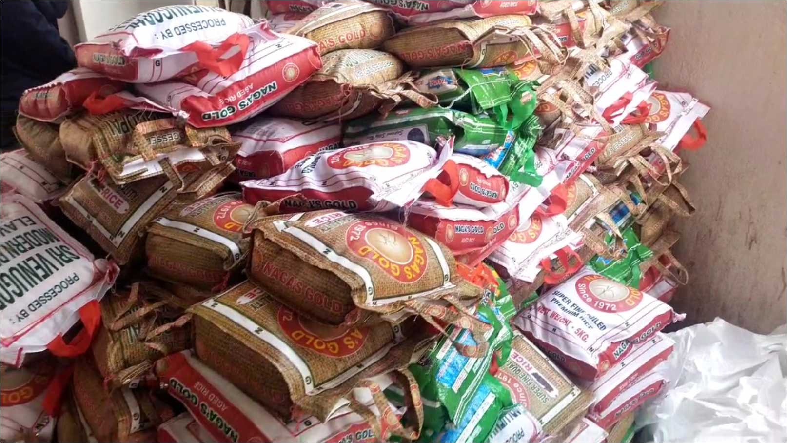 ஆவடியில் 3000 பேருக்கு நிவாரண பொருட்களை வழங்கிய அமைச்சர் எம்.ஆர்,கே. பன்னீர் செல்வம் மற்றும் சட்டமன்ற உறுப்பினர் ஆவடி சா.மு.நாசர்