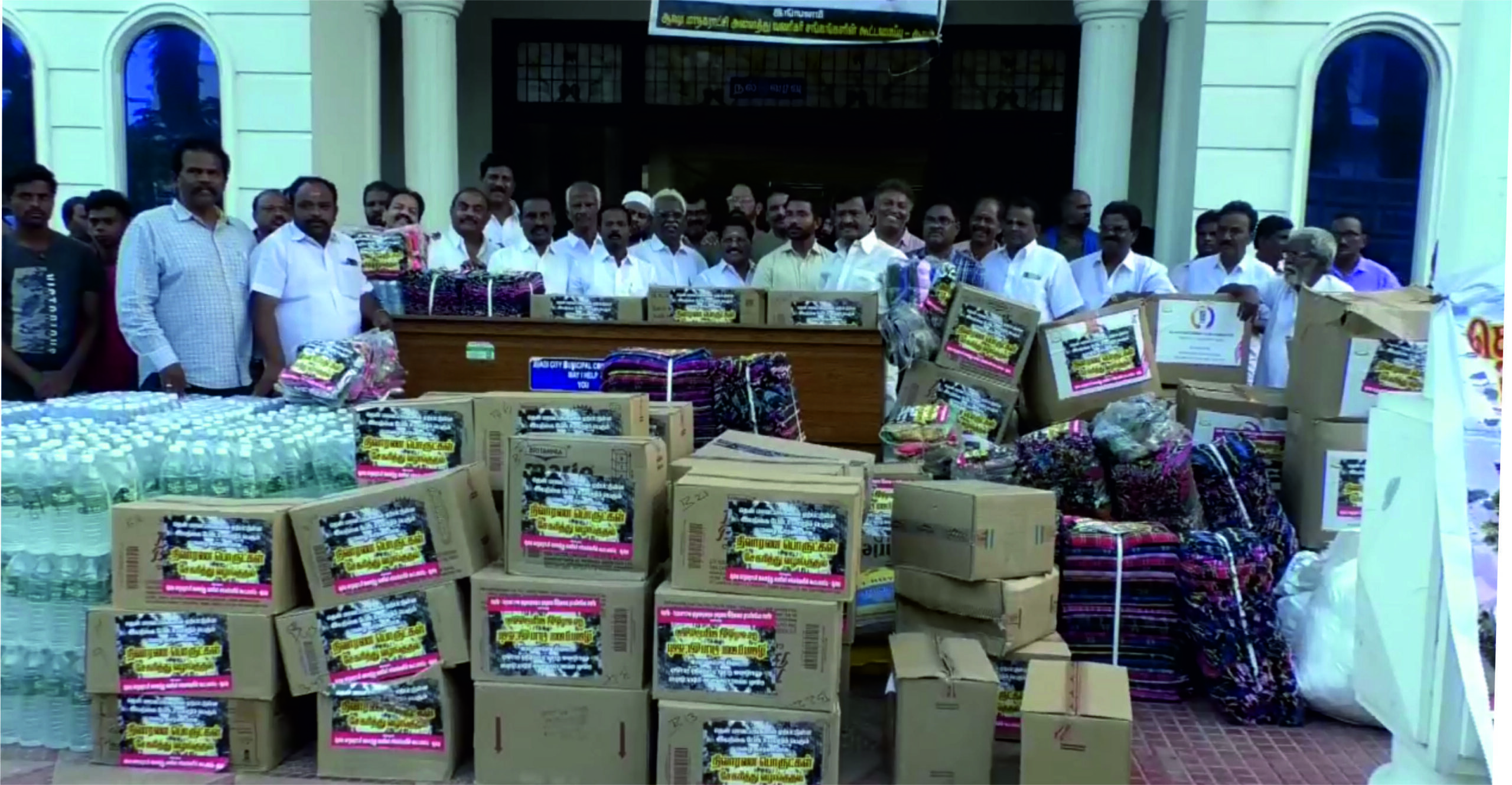 தென் மாவட்டங்களில் ஏற்பட்ட பேரிடரில் பாதிப்படைந்த மக்களுக்கு நிவாரண பொருட்களை கொடியசைத்து, அனுப்பி வைத்த ஆவடி சட்டமன்ற உறுப்பினர் நாசர்.