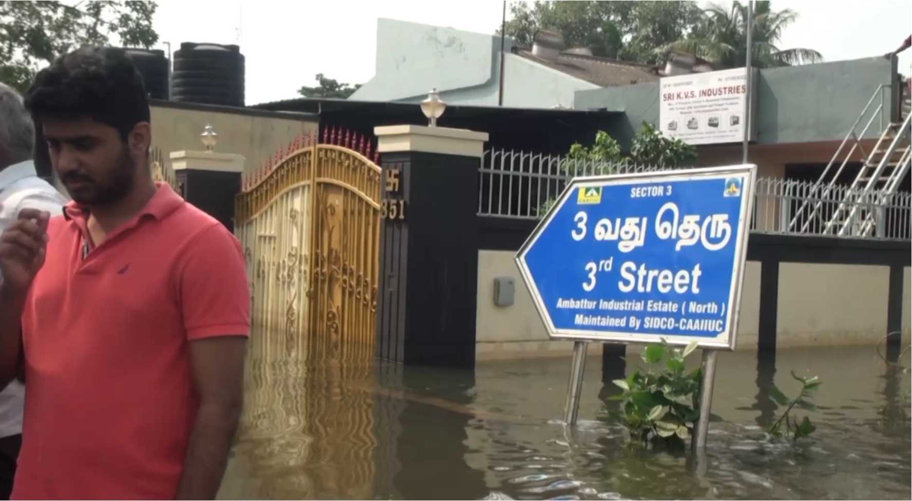 மிக்ஜாம் புயலால் அம்பத்தூர் தொழிற்பேட்டையில் சூழ்ந்த மழை வெள்ளம் - 2000 தொழிலாளர்கள் வேலை இழக்கும் அபாயம்!