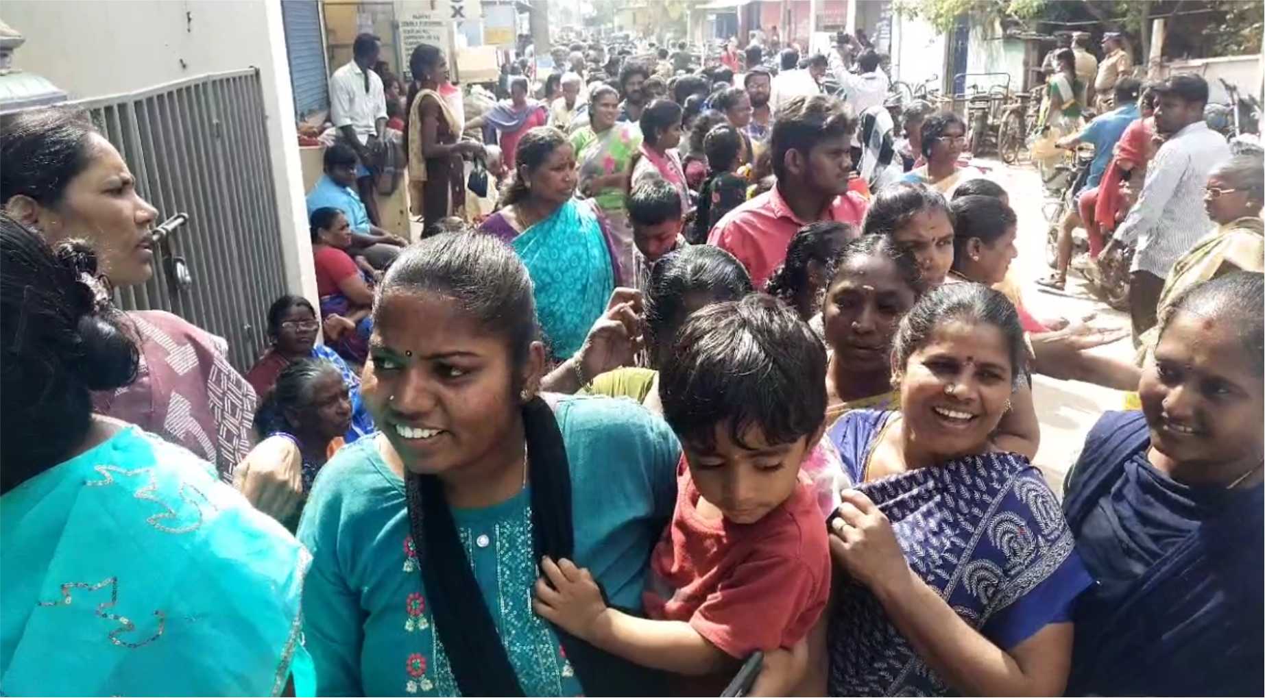 ஆவடியில் 3000 பேருக்கு நிவாரண பொருட்களை வழங்கிய அமைச்சர் எம்.ஆர்,கே. பன்னீர் செல்வம் மற்றும் சட்டமன்ற உறுப்பினர் ஆவடி சா.மு.நாசர்