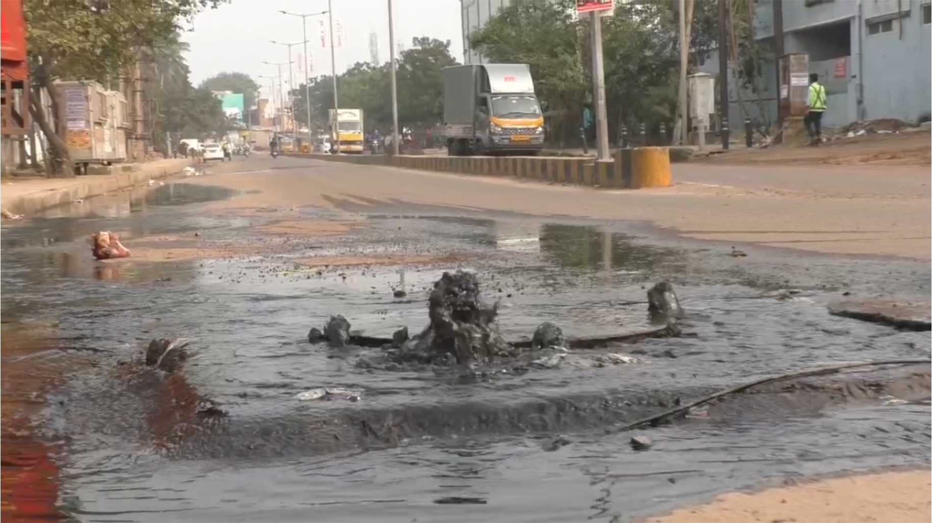 சாலையில் கொப்பளித்துக் கொண்டிருக்கும் கழிவு நீர் கால்வாய் - பொதுமக்கள் வாகன ஓட்டிகள் கடும் அவதி!