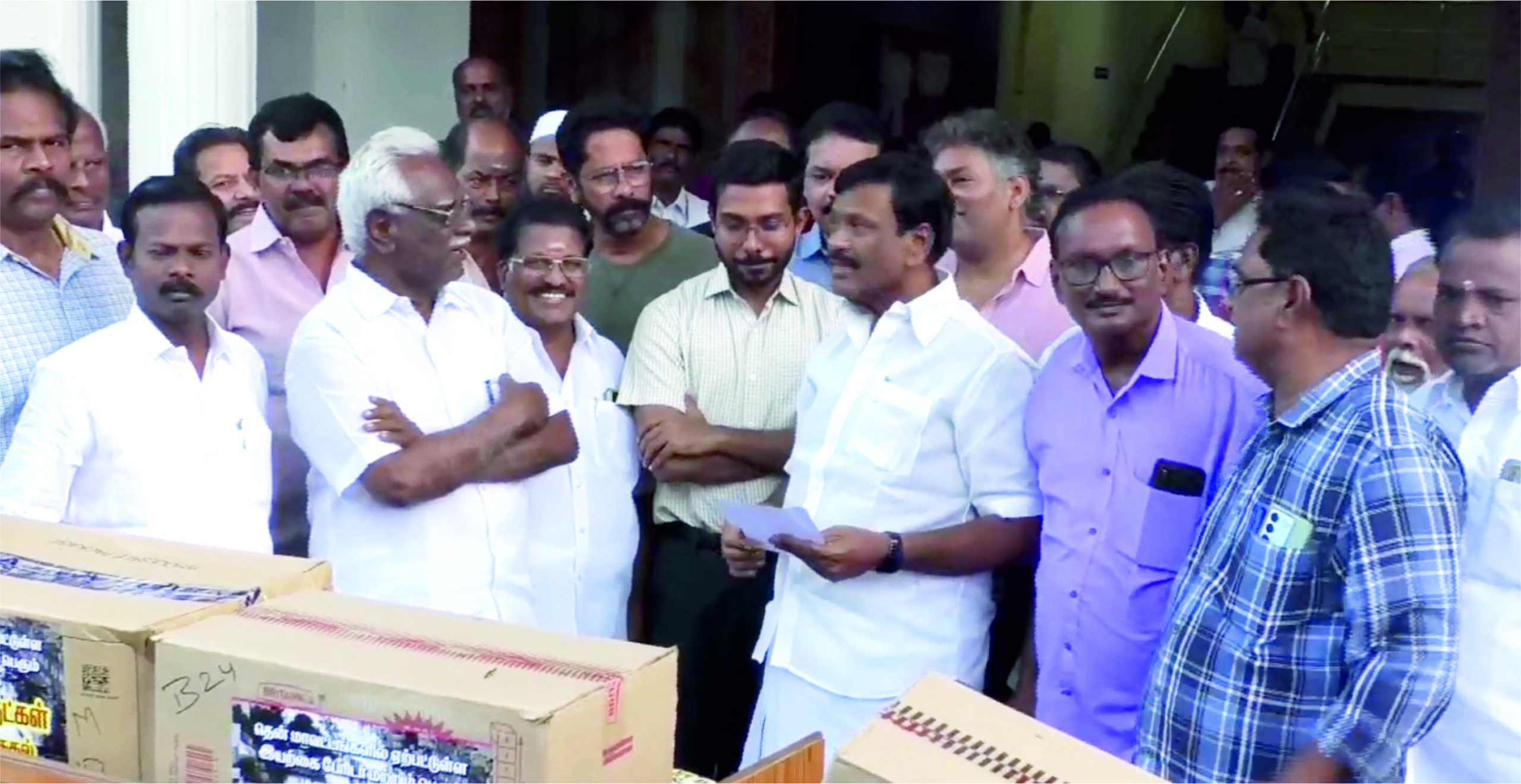 தென் மாவட்டங்களில் ஏற்பட்ட பேரிடரில் பாதிப்படைந்த மக்களுக்கு நிவாரண பொருட்களை கொடியசைத்து, அனுப்பி வைத்த ஆவடி சட்டமன்ற உறுப்பினர் நாசர்.