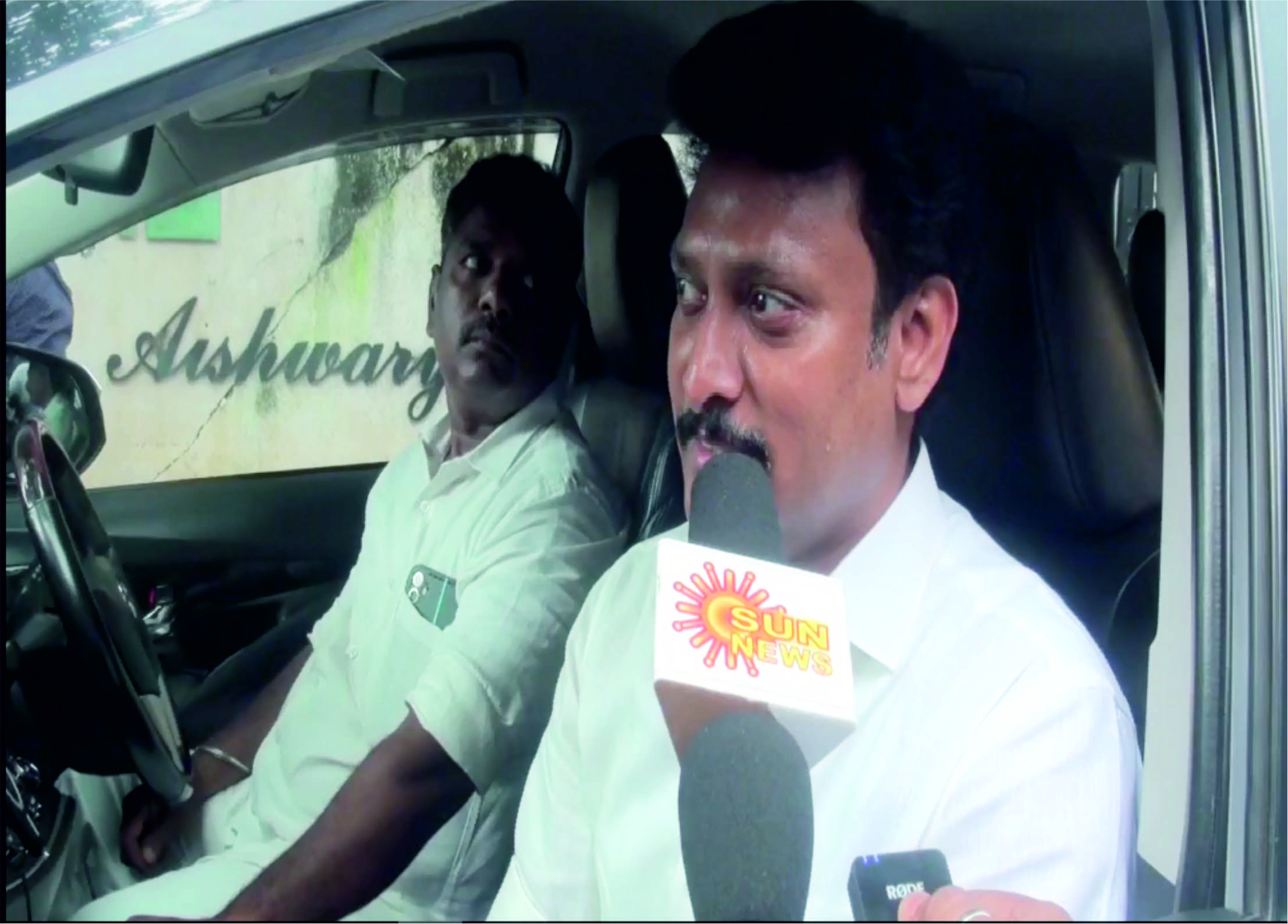 மிக்ஜாம் புயலால் பாதிக்கப்பட்டவர்களுக்கு நிவாரண பொருட்களை வழங்கிய நாடாளுமன்ற உறுப்பினர் டி ஆர் பாலு மற்றும் அமைச்சர் அன்பில் மகேஷ் பொய்யாமொழி