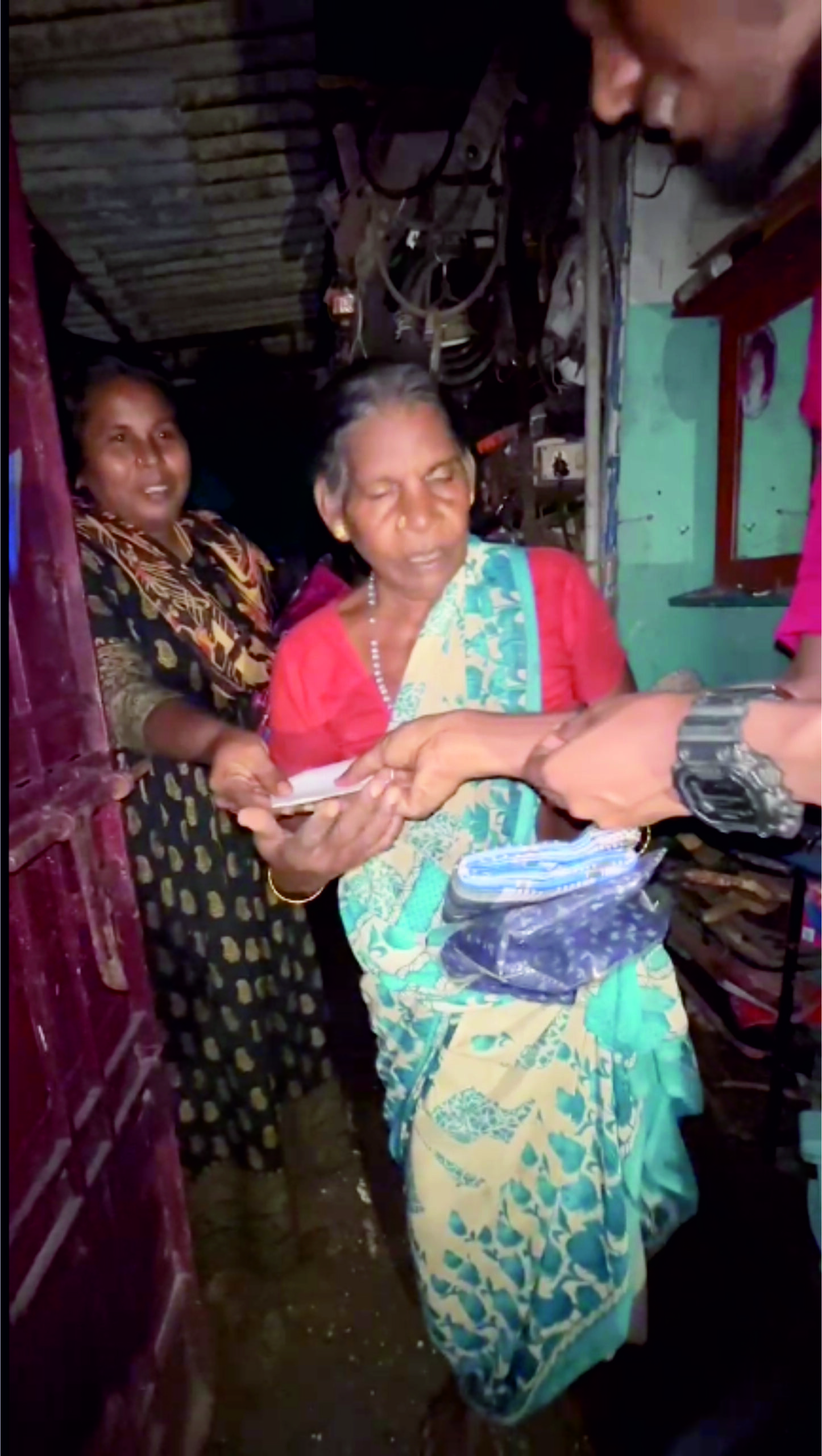 மிக்ஜாம் புயல் வெள்ளத்தால் பாதிக்கப்பட்ட மக்களுக்கு மீண்டும் நிதிவுதவி வழங்கினார் நடிகர் பாலா!