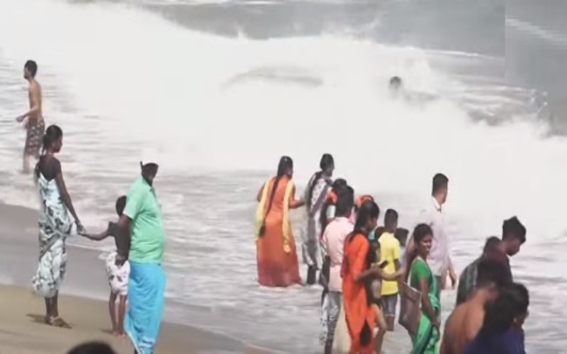 கடலில் மூழ்கி 4 பேர் மாயம்!