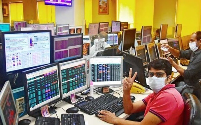 'மடிக்கும் ஸ்மார்ட்போன்கள் முதல் திவாலான விமான நிறுவனம் வரை'- 2023- ல் வணிகம் சார்ந்த நிகழ்வுகள் குறித்த தொகுப்பு! 