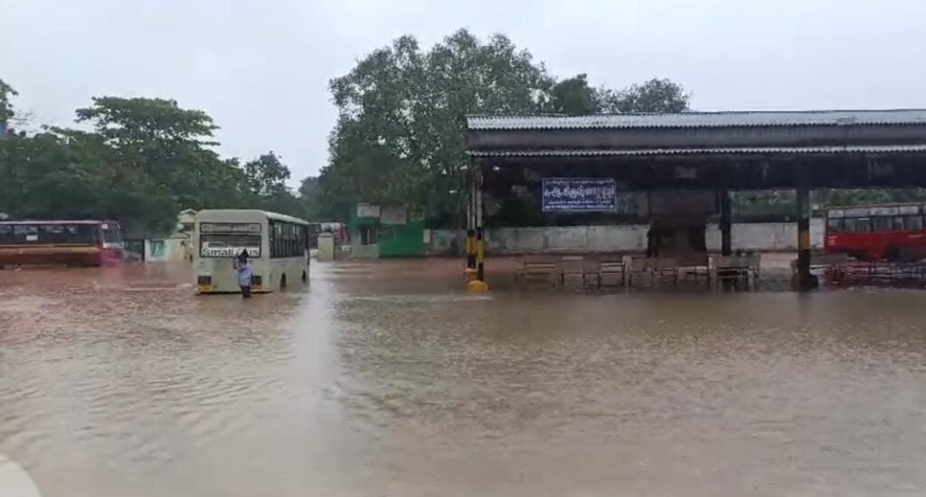 ஆவடி பேருந்து பணிமனை முழுவதும் நீரால் சூழ்ந்து காணப்படுகிறது
