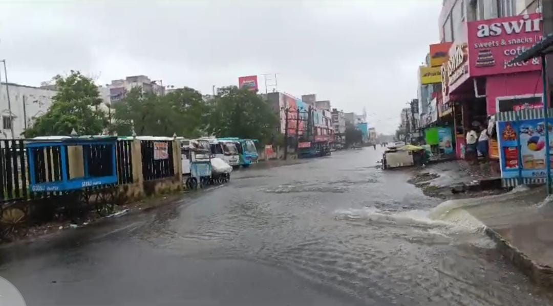 பழவேற்காட்டை சூழ்ந்த வெள்ளம்... மீட்கப்பட்டவர்களுக்கு அத்தியாவசிய தேவைகள் வழங்கப்பட்டுள்ளது!