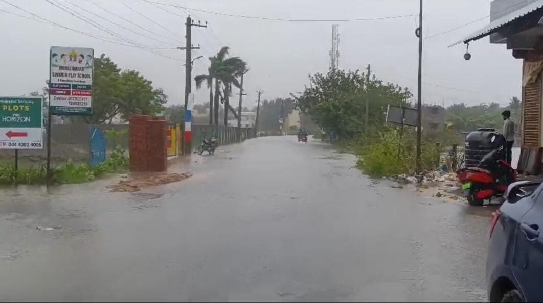 தற்போது தொடர்ந்து பெய்து வர மழையால் ஏழு சென்டிமீட்டர் அளவு மழைநீர் வெள்ளம் தொட்டுக் கொண்டு மூழ்கி இருக்கிறது