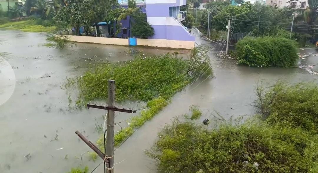 ஆவடி காமராஜர் நகர் ஆற்றுப்பாலத்தில் நீர் வெள்ளம் பெருக்கெடுத்து ஓடுகிறது