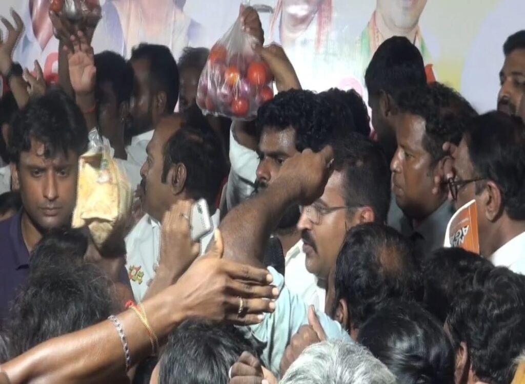 அண்ணாமலை கட்சி உறுப்பினர்களை தயவு செய்து கூட்டத்திலிருந்து வெளியேறுமாறு கேட்டுக் கொண்டார்