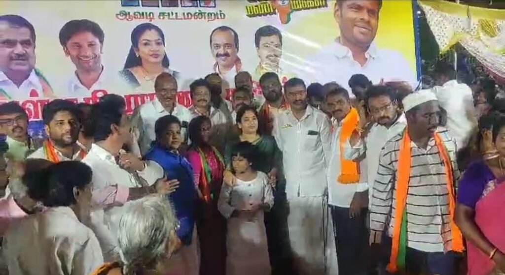 தமிழ்நாடு வீட்டு வசதி வாரிய சாலையில் பொதுமக்கள் கூட்டம்
