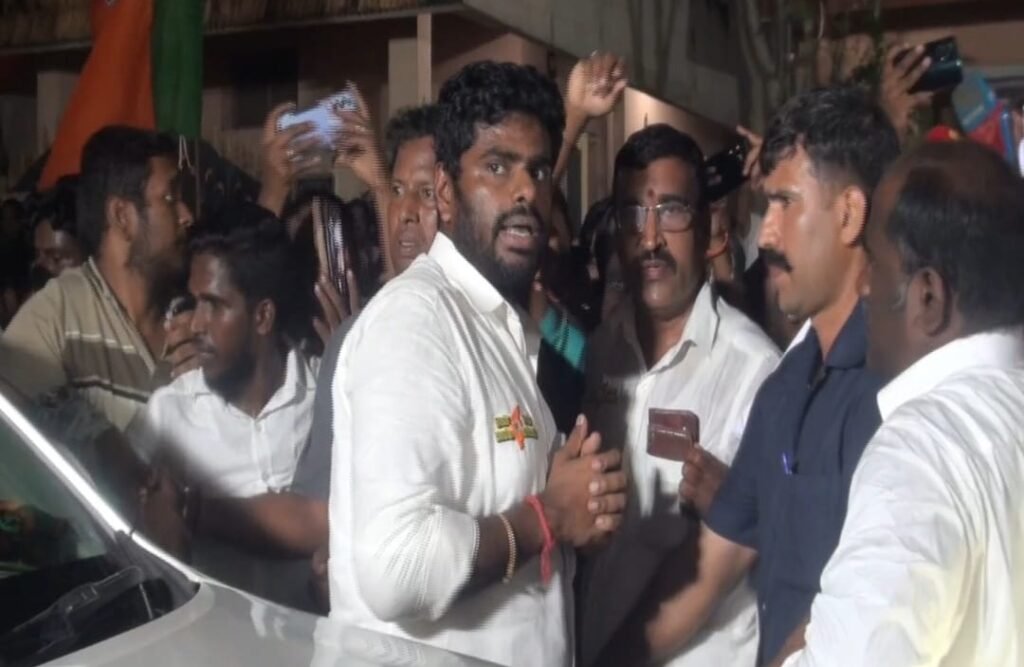 மாவட்ட தலைவர் அஸ்வின்குமார் தலைமையில் அனைத்து நிர்வாகிகளும் உறுப்பினர்களும் புகைப்படங்கள் எடுத்து கொண்டிருந்தனர்.