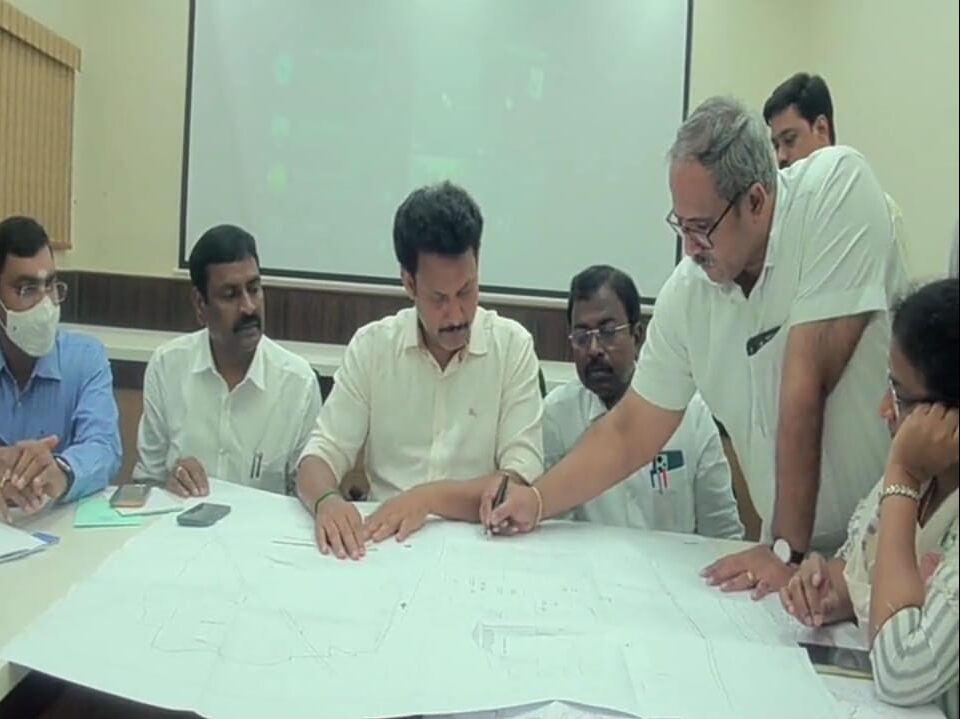 அமைச்சர் அன்பில் மகேஷ் வாக்குறுதி-வெள்ள பாதிப்புகள் ஏற்படாமல் இருக்க நடவடிக்கை