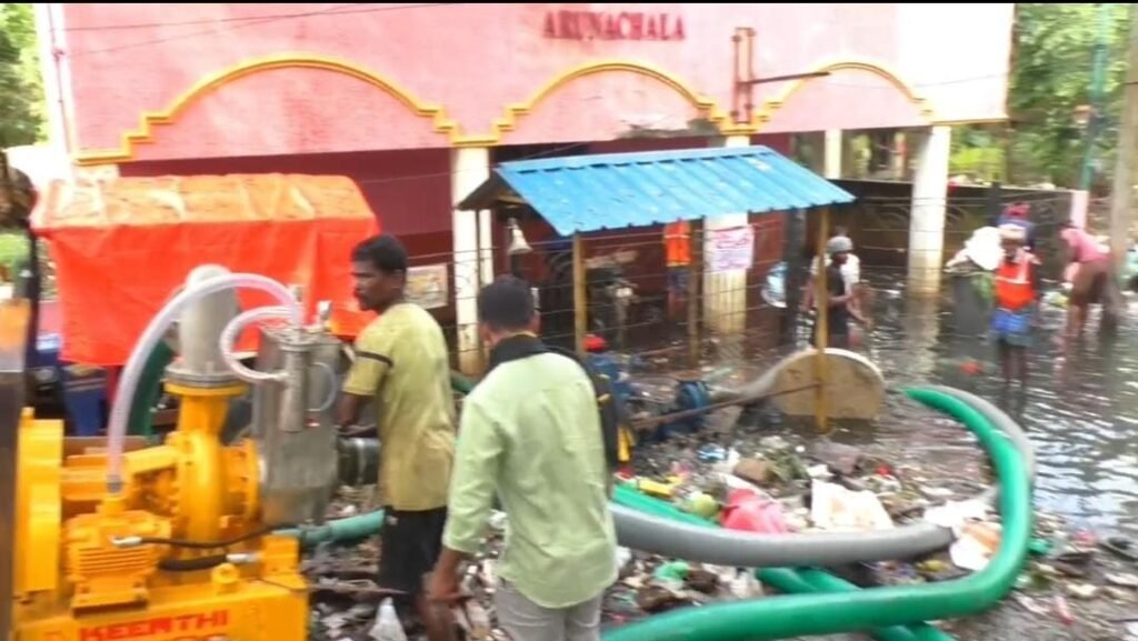 சென்னை கொரட்டூரில் பத்துக்கும் மேற்பட்ட தெருக்களில் 4 வது நாளாக மழைநீர் வெளியேற்றும் பணி தீவிரமாக நடைபெறுகிறது.