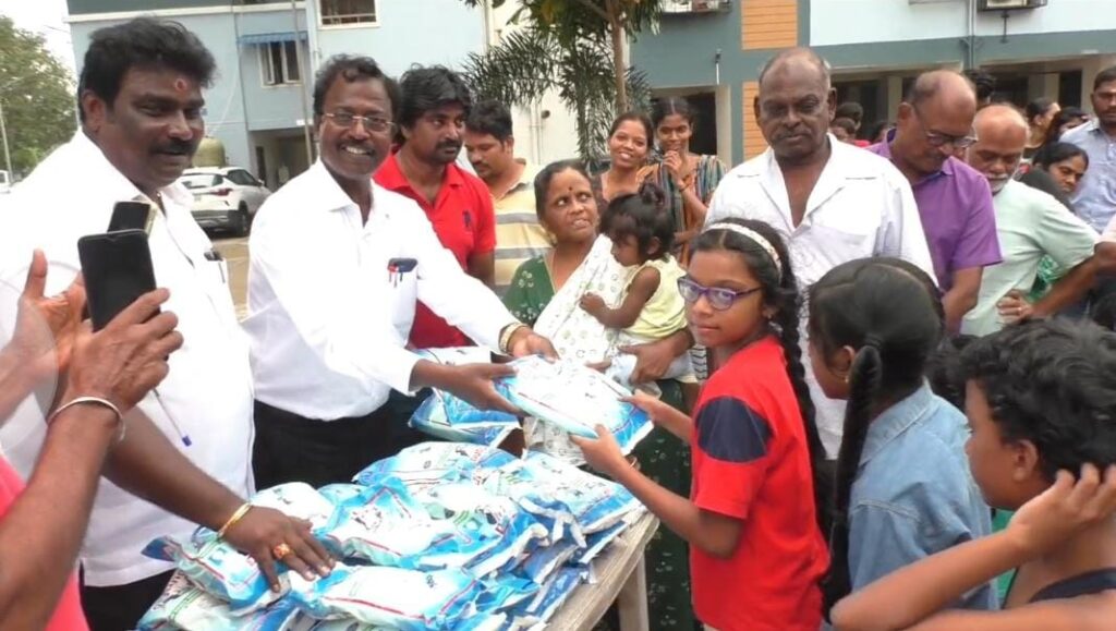 அம்பத்தூர் 7-ஆவது மண்டல குழுதலைவர் மூர்த்தி மற்றும் 83 வது வார்டு உறுப்பினர் நாகராஜ்