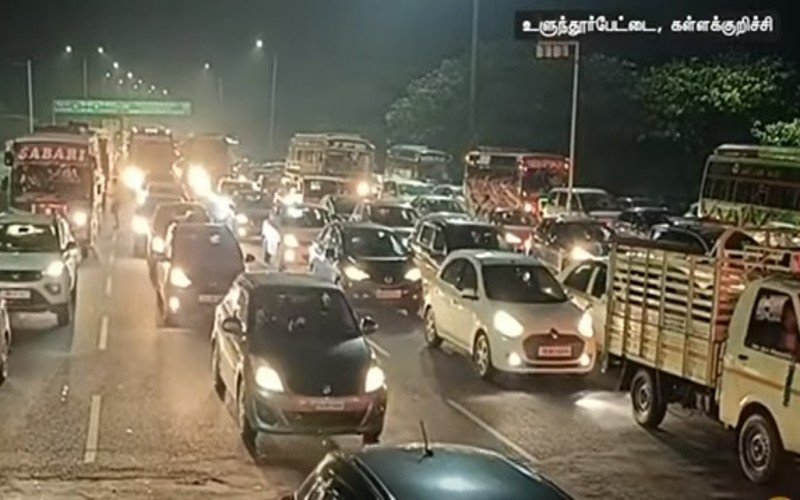 சொந்த ஊர்களுக்கு படையெடுத்த மக்களால் போக்குவரத்து நெரிசல்!