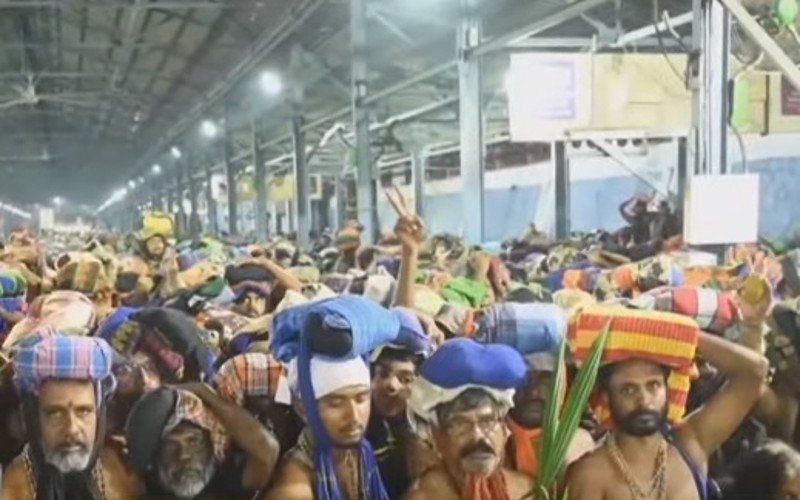சபரிமலையில் அலைமோதும் ஐயப்ப பக்தர்கள் கூட்டம்!