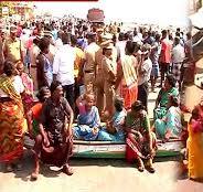 மீனவ மக்கள் சாலை மறியல் - சாலையில் படகுகளை வைத்து போராட்டம் 