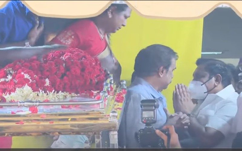 விஜயகாந்த்தின் உடலுக்கு ஆளுநர் தமிழிசை, எடப்பாடி பழனிசாமி நேரில் அஞ்சலி!