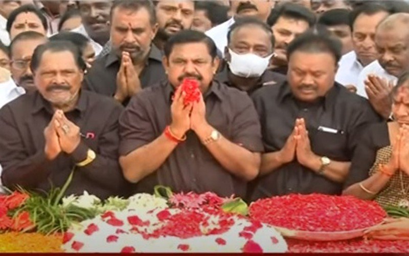 எம்.ஜி.ஆர். நினைவிடத்தில் எடப்பாடி பழனிசாமி அஞ்சலி!