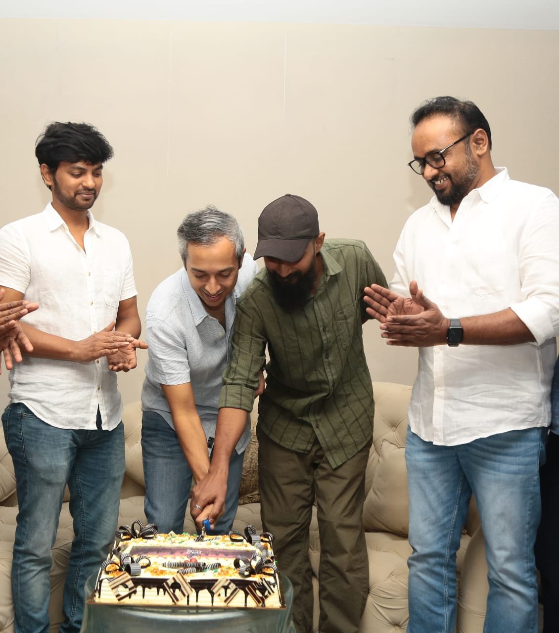 'ஃபைட் கிளப்' பட வெற்றியை கேக் வெட்டி கொண்டாடும் படக்குழுவினர்!