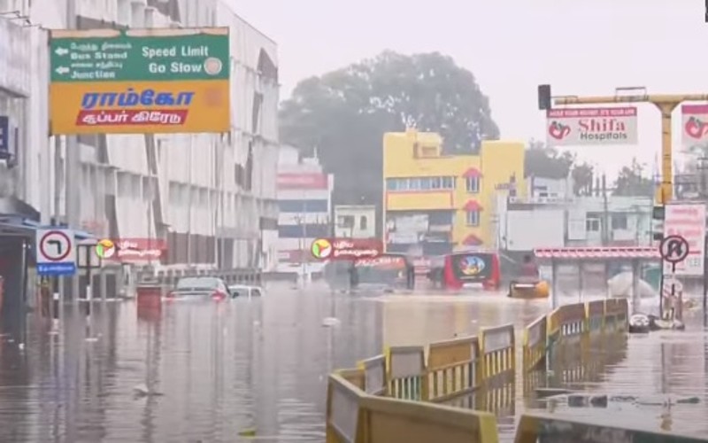 குளமாக மாறிய நெல்லை பேருந்து நிலையம்!