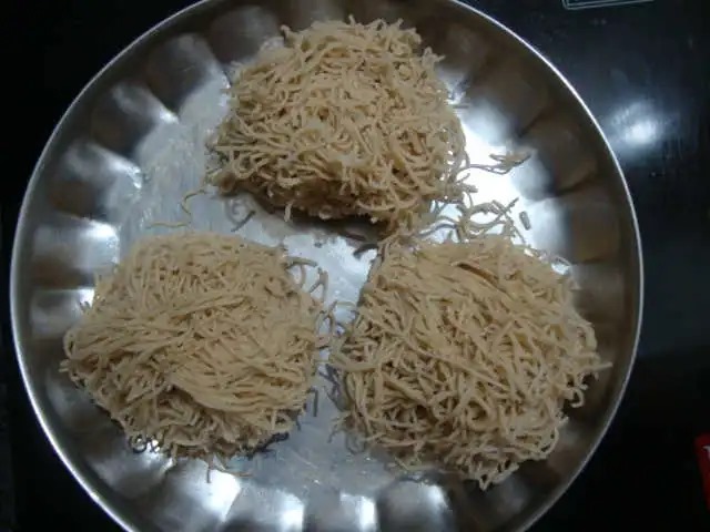 இந்த மாதிரி ஒரு முறை இடியாப்பம் செய்து பாருங்க!
