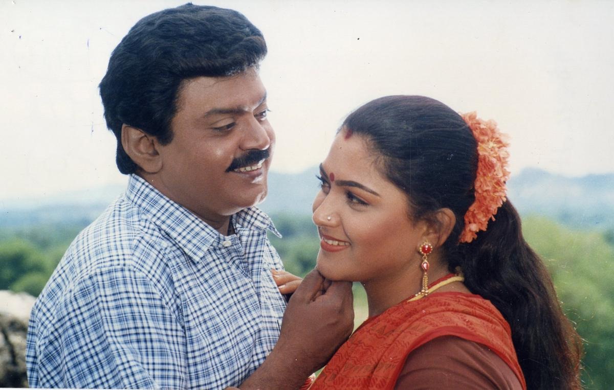 'உண்மையில் சொக்கத்தங்கம் என்றால் அது கேப்டன் விஜயகாந்த் தான்'.... கதறி அழும் நடிகை குஷ்பூ!