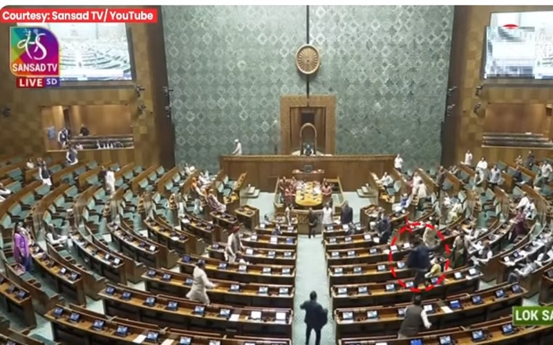 நாடாளுமன்றத்தில் அத்துமீறிய நபர்களால் பரபரப்பு!