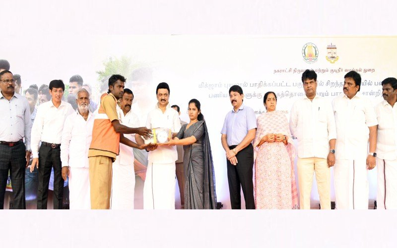 தூய்மைப் பணியாளர்களுக்கு ஊக்கத்தொகை, சான்றிதழ்களை வழங்கி முதலமைச்சர் பாராட்டு!