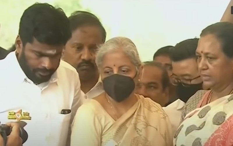 விஜயகாந்த் உடலுக்கு மத்திய நிதியமைச்சர் அஞ்சலி!