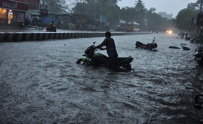 தாம்பரம் ரயில் நிலையத்தில் சூழ்ந்த வெள்ள நீர்..... பாதுகாப்பாக இருக்க வேண்டுமென பொது மக்களுக்கு அறிவுறுத்தல்!
